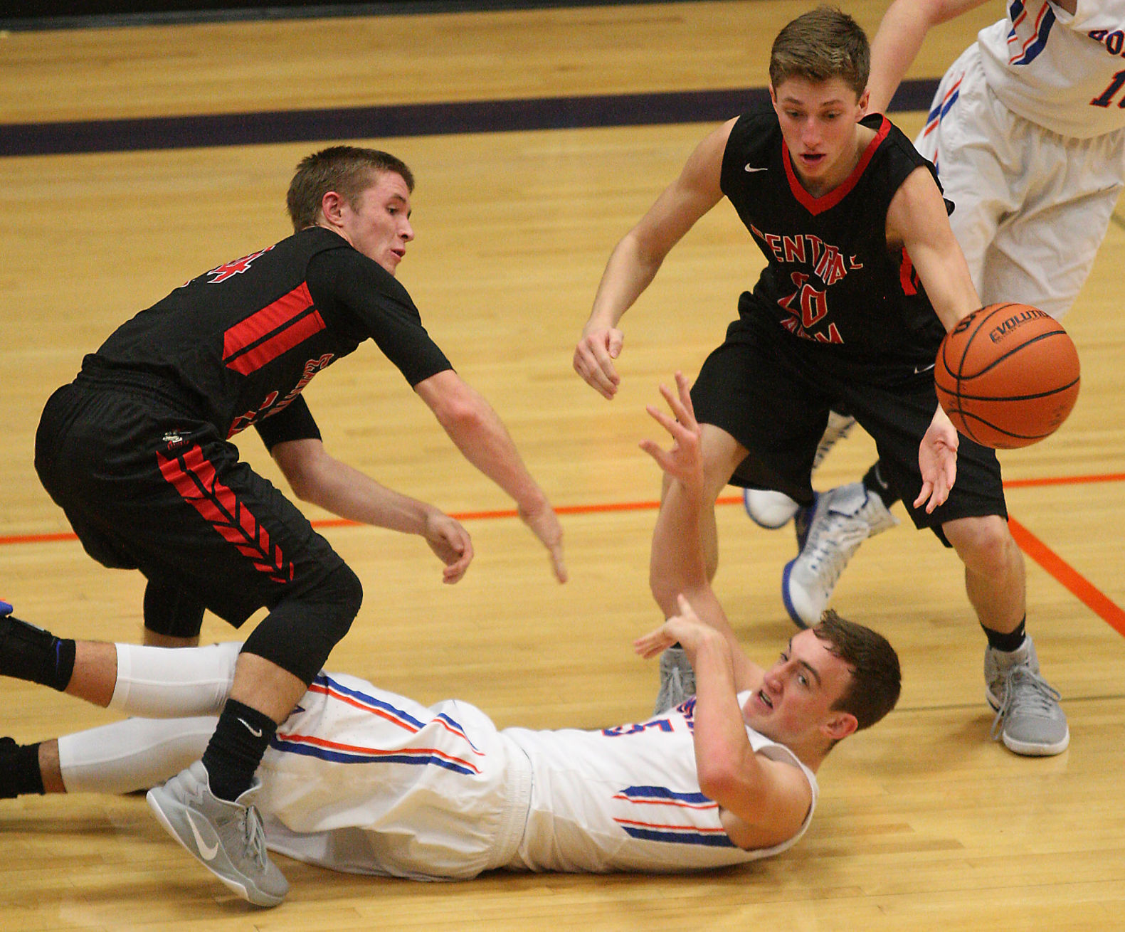 Argenta Oreana vs Central AM boys basketball 2 1.3.17.jpg